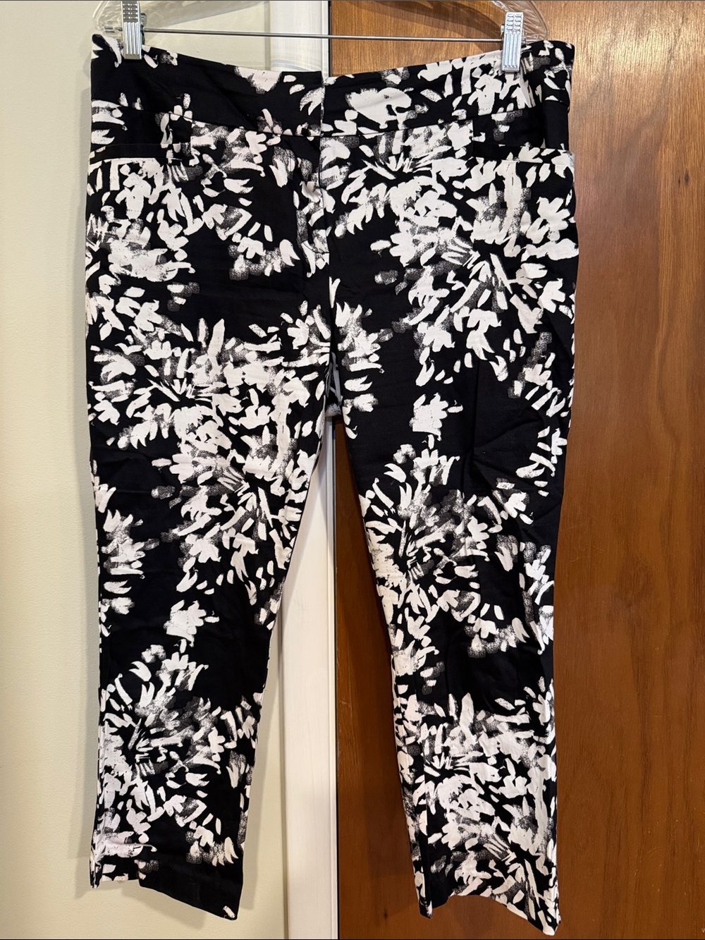 New York & Company Black and White Floral Cropped Pants